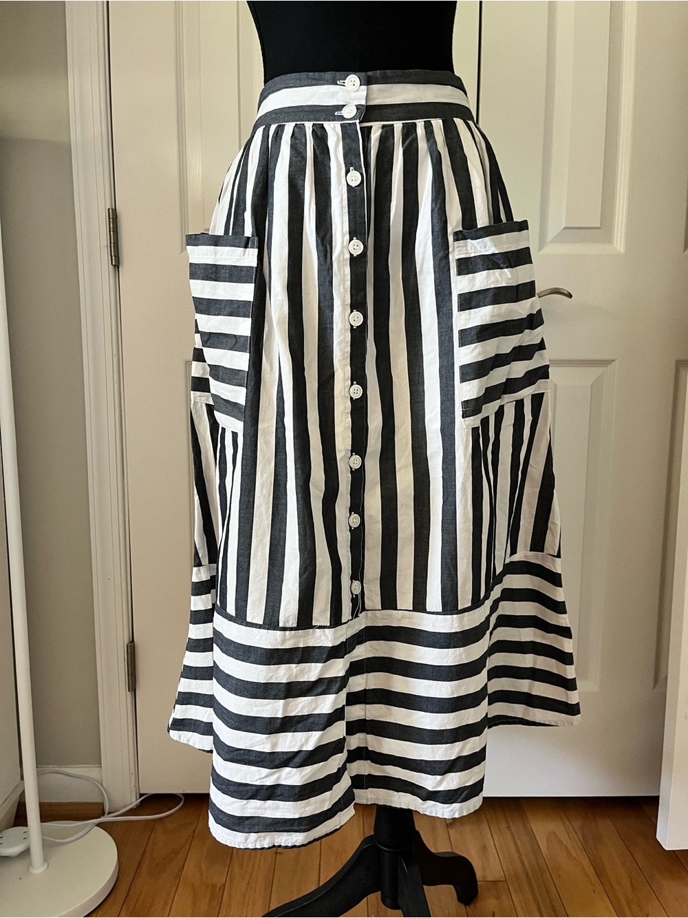 Who What Wear Charcoal Gray/Black & White Striped Midi Skirt – Size 2